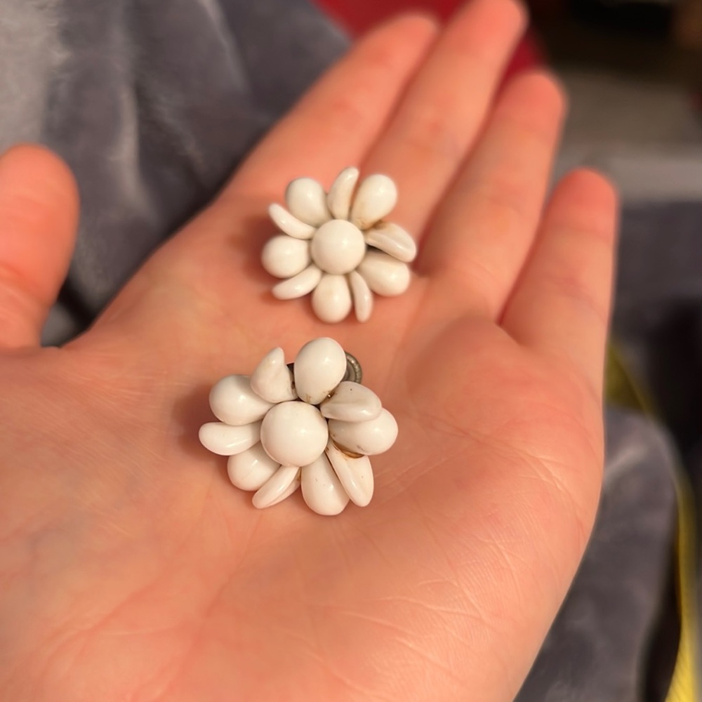 Vintage White Beaded Flower Screw Earrings unk